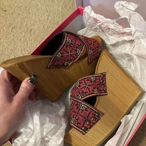 JustFab offene Zehenpartie 5 Keilabsatz Plateau Größe 7,5 gebraucht, in einwandfreiem Zustand - Bild 1 von 4