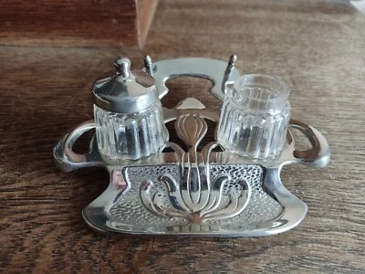 Tintero doble de latón plateado Art Nouveau en soporte con motivo de nenúfar años 1900 Foto 1 de 4