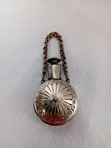 WMF ? Punziert Schnupftabakflasche mit Kette Metall als Anhänger für Charivari - Picture 1 of 14