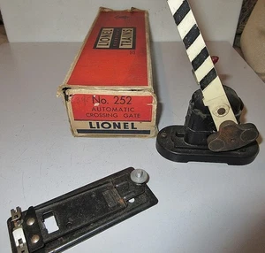 LIONEL #252 CROSSING GATE W/145C TRACK CONTACTOR,BOXED - Picture 1 of 3