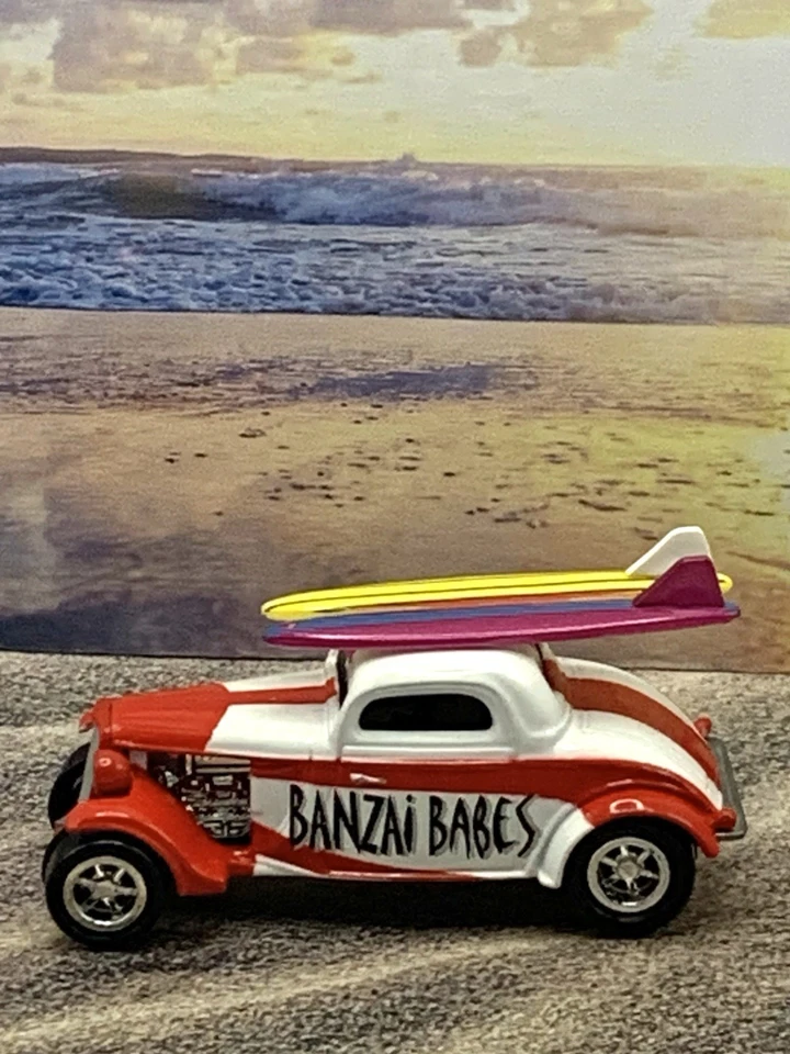 Cañas de surf Johnny Lightning Banzai Babes 1:64 rojo y blanco Ford 1934 Foto 1 de 4