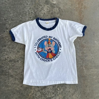 Camisa Timbre Queso Chuck E Vintage Años 80 Talla Juvenil M 1982 Gráfico Pastel de Cumpleaños Foto 1 de 4