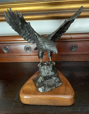 "Escultura de águila de bronce fundido sobre madera firmada por David Klass 9""x8""x7,25""" Foto 1 de 4