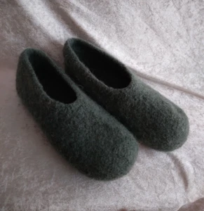 Filzpuschen Filzpantoffeln Filzschuhe Hausschuhe, Gr. 44/45 Tannengrün - Bild 1 von 4