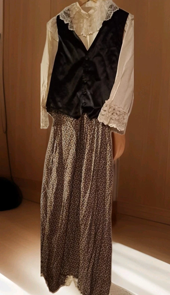 JUEGO COMPLETO DE 3 PIEZAS MEDIDAS DE DISFRAZ HECHO A MANO EN MUY BUEN ESTADO PIONEER COTTAGE CORE AMISH  Foto 1 de 4