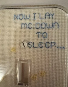 Cubierta de placa de interruptor "Now I Lay Me Down to Sleep" bebé guardería cosida en cruz azul - Imagen 1 de 4