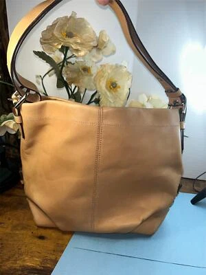 蔻驰 F15064 骆驼皮革行李可转换流浪汉单肩包钱包 Retai $358 — 第 1/4 张图片