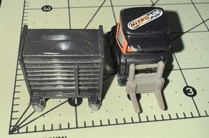 Disney Pixar Cars Nitroade Pitty Hugo Fast Piston Cup Pit Crew Pity Toolbox - Picture 1 of 4