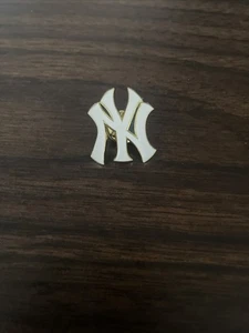 NEW YORK YANKEES PIN (NYY) Baseball MLB Gift Enamel Hat Backpack Lapel Brooch - Picture 1 of 3