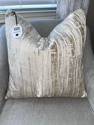 1-NWT CALLISTO HOME ABSTRACT DESIGN DECORATIVE PILLOW - Image 1 of 4