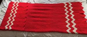 Manta de ganchillo Chevron vintage afgana roja lisa blanca 82 X 60 tiro en zigzag - Imagen 1 de 6