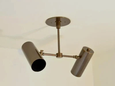 Foco de techo ajustable italiano Mid-Century moderno de latón - doble cilindro Foto 1 de 4