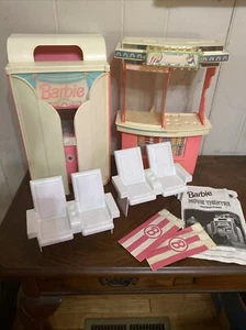 Barbie Cinema 1995 Schermo Magico Mattel Con Sedia Teatro - Pali Folla - Foto 1 di 17