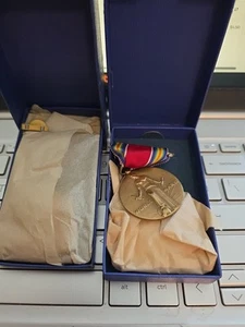 Servicio de Defensa Americano Segunda Guerra Mundial + Medalla de la Victoria + Cintas + Prendedor de Solapa CAJA CON FECHA RARA - Imagen 1 de 8
