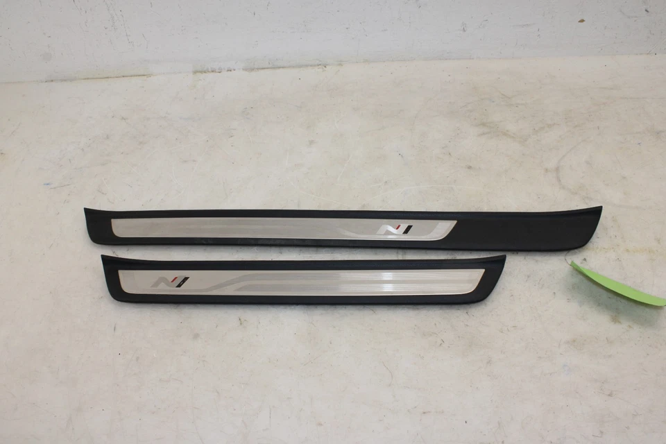 Комплект отделки дверного порога Hyundai Veloster N 2019-2022 годов выпуска от оригинального производителя LF66 - Изображение 1 из 4