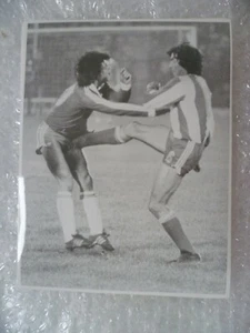 FOTO DE PRENSA COPA DEL MUNDO 1981-MANUEL ROJAS DE CHILE RECIBE PATADA DEL DEFENSOR - Imagen 1 de 2
