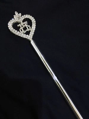 Cetro de pedrería de cristal con diseño de 15 en corazón. 18,5" de altura ¡Elige tu color! Foto 1 de 4