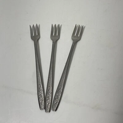 Lot Of 3 Relish/ Seafood Forks Oneida Wm A Rogers Stainless — 第 1/3 张图片