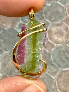 Colgante de oro amarillo de 14 quilates con forja bicolor de turmalina Brasil 23,20 quilates con peso total - Imagen 1 de 12