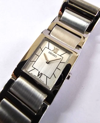 Reloj para mujer SEIKO cuarzo 20 mm x 26 mm esfera plateada SUJ027 Foto 1 de 4