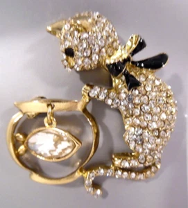 2019 Metal Gallery NOC Jeweled weiße Katze Brosche mit Fischschale & Fisch 1 5/8" hoch - Bild 1 von 3
