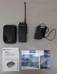 Motorola 16 Channel Portable Two-Way Radio HT750 P/N AAH25RDC9AA3ANFG - Afbeelding 1 van 7