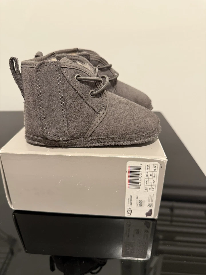 Botas Baby Uggs Talla 4 Gris Gamuza Cuero Forro Piel de Oveja Nuevas En Caja Foto 1 de 4