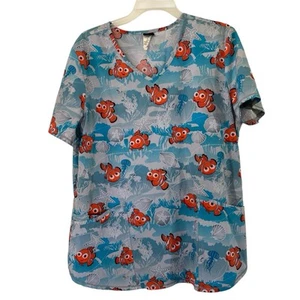 Blusa Médica Grande Disney Pixar Buscando a Nemo Pez Manga Corta Cuello en V - Imagen 1 de 9