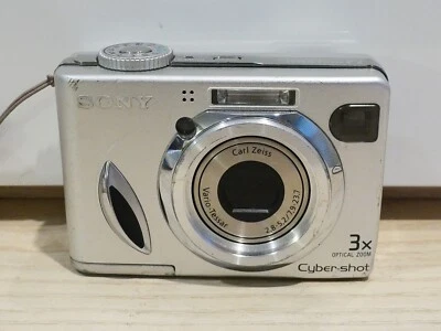 Sony Cyber-shot DSC-W7 7.2MP Digital Camera - Silver For Parts or Repair - Image 1 of 4