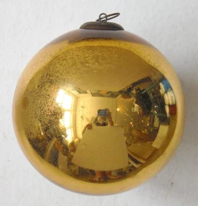 Antiguo adorno de Navidad bola dorada 4" con tapa de latón ornamentado D7487 - Imagen 1 de 5