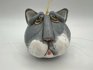 Vicki Thomas Gris Gato Calabaza Adorno de Navidad 3” Enesco Huesos Divertidos De Colección - Imagen 1 de 10