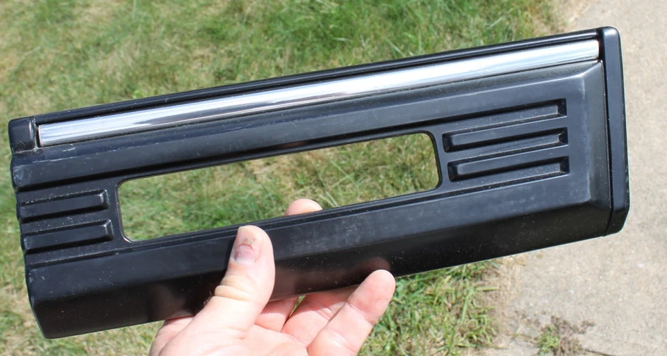 1985-1988 Pontiac 6000 Left Front Quarter Panel Molding Bezel OEM GM 10039200 - Image 1 of 4