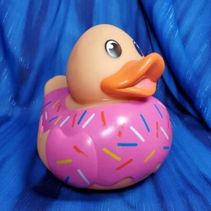 Sprinkles Cupcake Treat Donut Chirriante Goma Pato Rosa NUEVO - Imagen 1 de 6