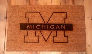 Alfombra de bienvenida grabada con láser Michigan Wolverines, fibra de coco 100 % natural - Imagen 1 de 1