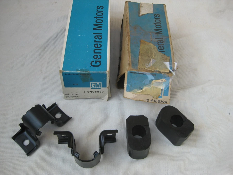 NOS OLDSMOBILE BUICK Genuine GM Front Sway Bar BRACKET Set + 7/8" BUSHING Set — 第 1/3 张图片