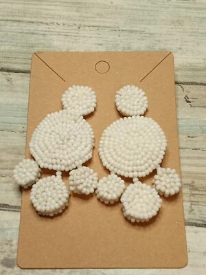 BRINCOS PENDURADOS EM GOTA DE DISCO CONTAS DE SEMENTE BRANCAS assinado RM designer apoio de couro - Imagem 1 de 4