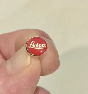 leica Script Logo Red Dot Pin, NEW! - Photo 1 sur 2