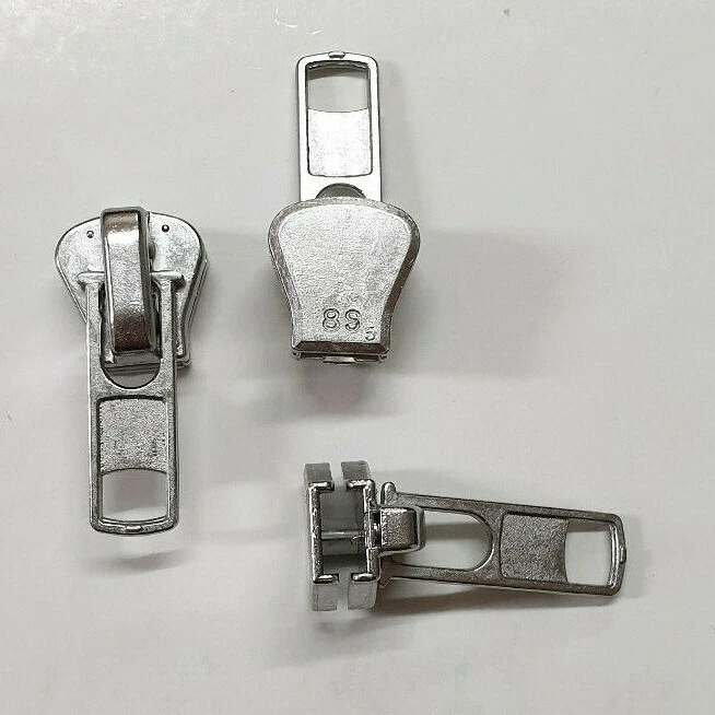 1 Cursore Auto Bloccante per cerniera catena 8 in plastica colore argento - Immagine 1 di 1