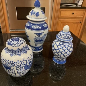 Set of 3 Floral Blue and White Ceramic Ginger Jar with Lids - Picture 1 of 11