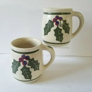Tazas de Navidad de cerámica artística lanzadas a mano hojas de acebo bayas relieve levantado firmadas - Imagen 1 de 10