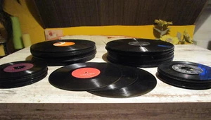 100 Schallplatten Vinyl 7" 10" 12" zum Basteln Partykeller Deko - LP`s + Singles - Bild 1 von 4