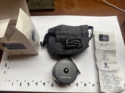 Отличная нахлыстовая катушка House of Hardy «The Featherweight» с чехлом и коробкой - Изображение 1 из 4