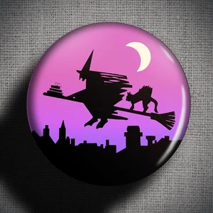 BRUJA EN ESCOBA PALO Pin Insignia Botón (1 pulgada 25 mm) Gato Negro Halloween Cielo Mágico - Imagen 1 de 2