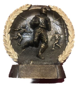 Trofeo de fútbol vintage redondo de resina acentuado con hojas de laurel dorado pesado - Imagen 1 de 6