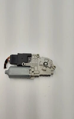 2018 VOLKSWAGEN PASSAT PASSAT Sunroof Motor OEM 561959591A - Image 1 of 4