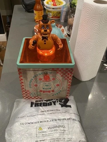 FNAF LED Freddy Jack In The Box Palomitas Cubo Regal Cines En Mano Se envía Ahora Foto 1 de 1