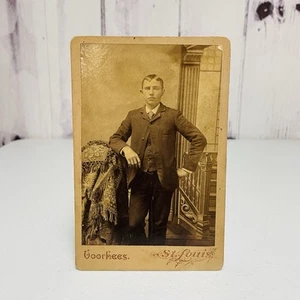 Antiguo Gabinete Tarjeta Foto SM Voorhees Hombre Traje Vestido St Louis Sucursal Estudio - Imagen 1 de 3