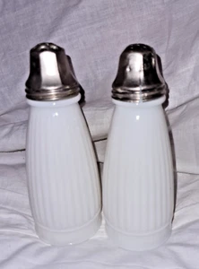 Vintage Empire Stil gerippt weiß Milchglas Salz/Pfefferstreuer 5,5" hoch - Bild 1 von 5