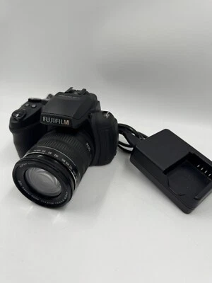 Fuji FinePix HS20EXR D-SLR style Digital Bridge Camera 30x 24-720mm Lens + Charg - Image 1 of 4