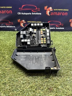 2008 Saturn Outlook Engine Fuse Box Relay Junction Block Panel 25856248 OEM - Image 1 of 4